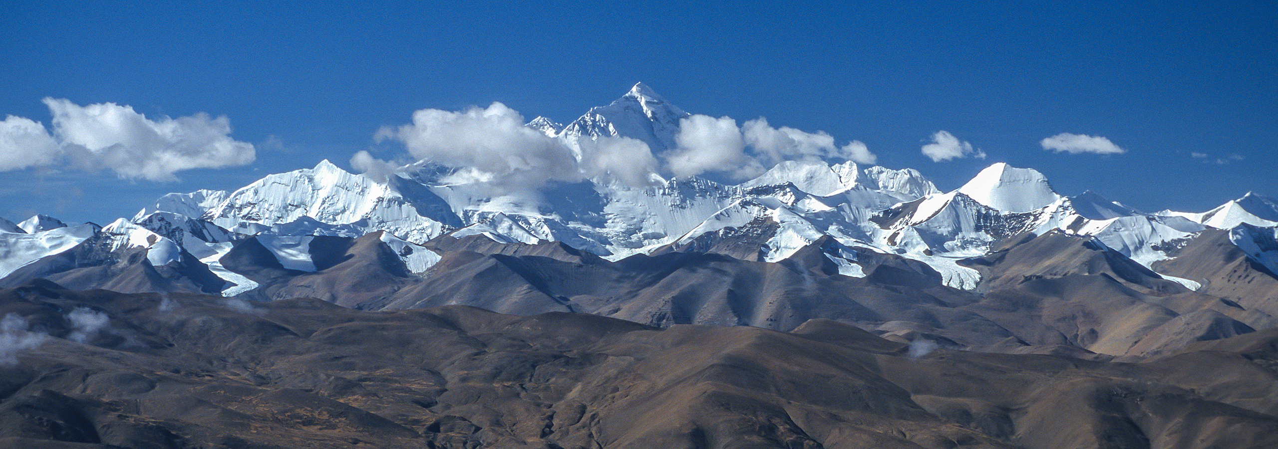 Everest seen 40 miles away across the Tibetan Plateau from the Pang La Pass